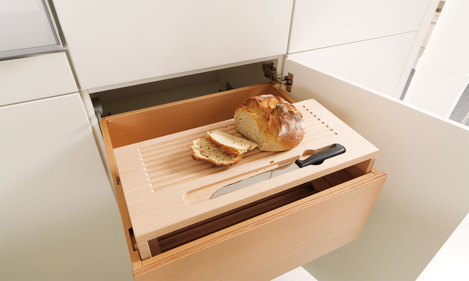 Grifflose weiÃe küche – sehremini Kueche in weiss hochglanz griff los und mit holz